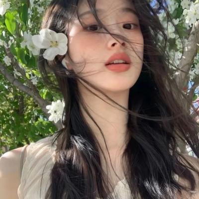 戴流苏耳环的少女